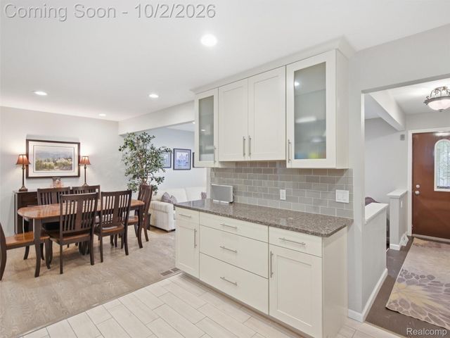 1721 Stratford Street, Sylvan Lake, MI 48320