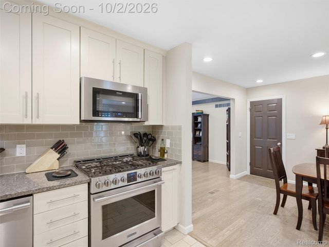 1721 Stratford Street, Sylvan Lake, MI 48320