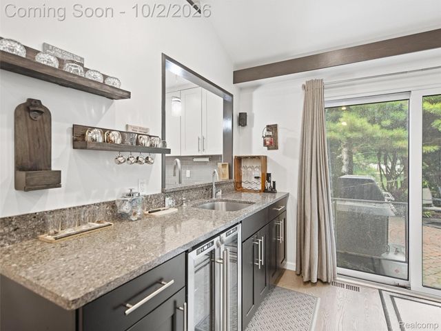 1721 Stratford Street, Sylvan Lake, MI 48320