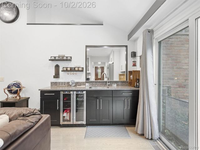 1721 Stratford Street, Sylvan Lake, MI 48320