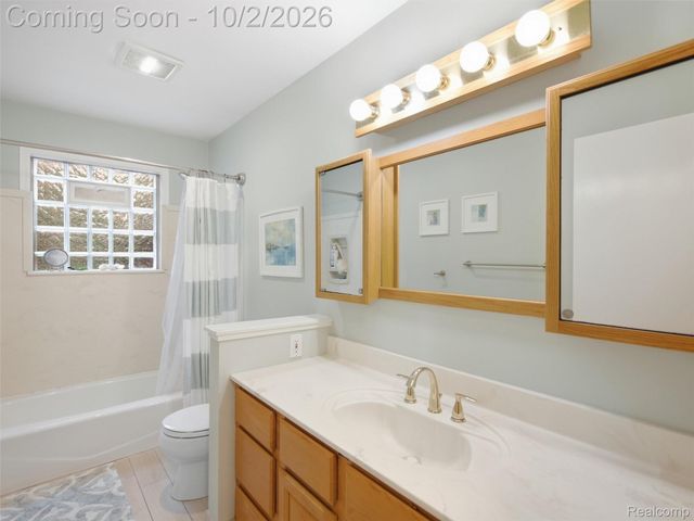 1721 Stratford Street, Sylvan Lake, MI 48320