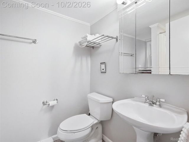 1721 Stratford Street, Sylvan Lake, MI 48320
