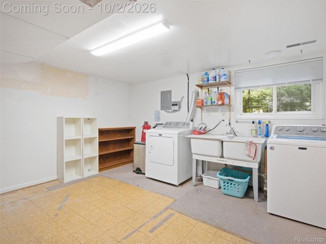 1721 Stratford Street, Sylvan Lake, MI 48320