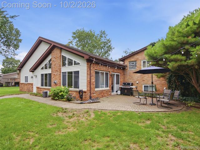 1721 Stratford Street, Sylvan Lake, MI 48320