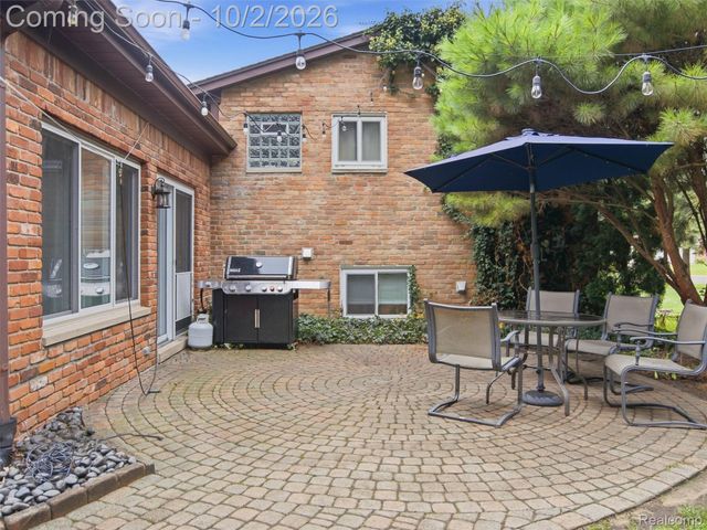 1721 Stratford Street, Sylvan Lake, MI 48320