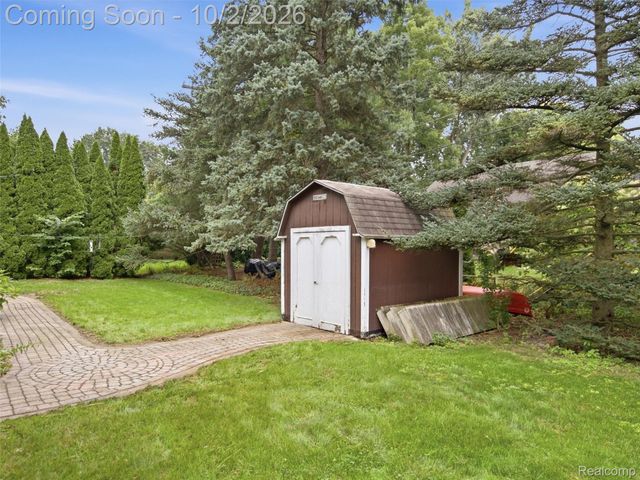 1721 Stratford Street, Sylvan Lake, MI 48320