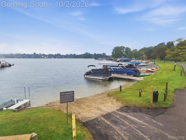 1721 Stratford Street, Sylvan Lake, MI 48320
