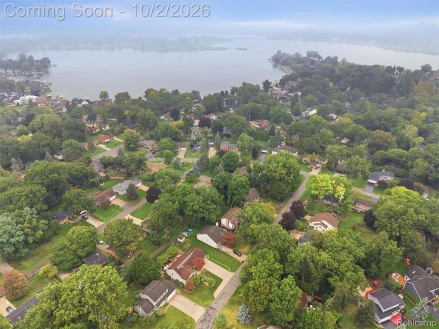 1721 Stratford Street, Sylvan Lake, MI 48320