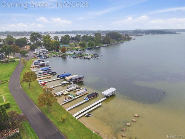 1721 Stratford Street, Sylvan Lake, MI 48320