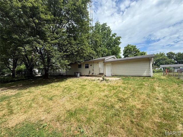 1456 Fairmeadows Lane, St Louis, MO 63138