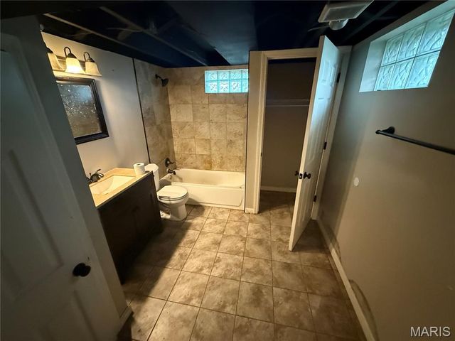 1456 Fairmeadows Lane, St Louis, MO 63138