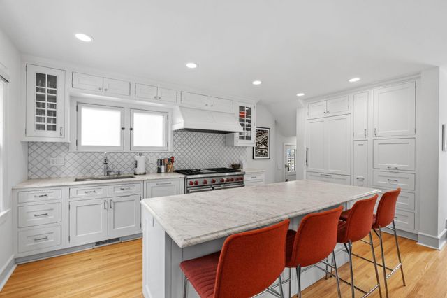 621 Cedar Lake Road S, Minneapolis, MN 55405