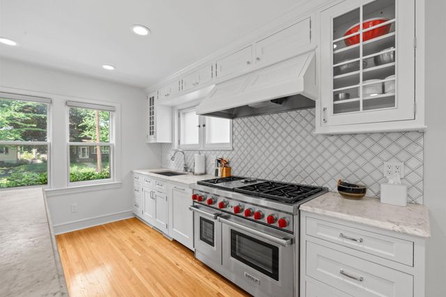 621 Cedar Lake Road S, Minneapolis, MN 55405