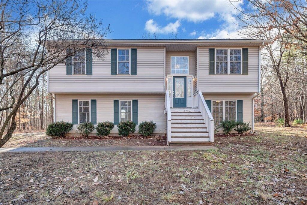 1093 Hales Ford RD, Moneta, VA 24121