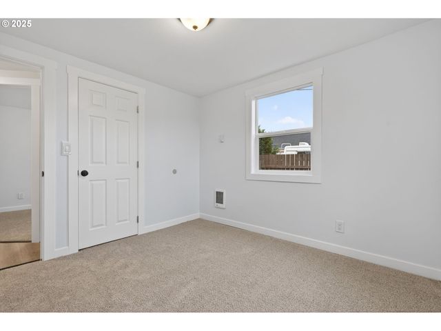 9403 Ne GERTZ Ct, Portland, OR 97211