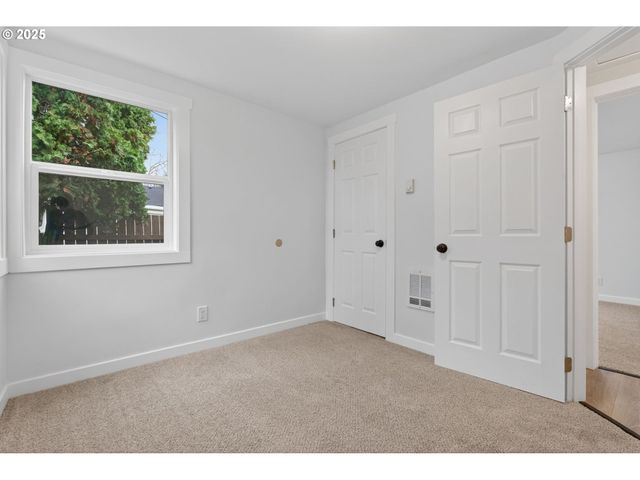 9403 Ne GERTZ Ct, Portland, OR 97211