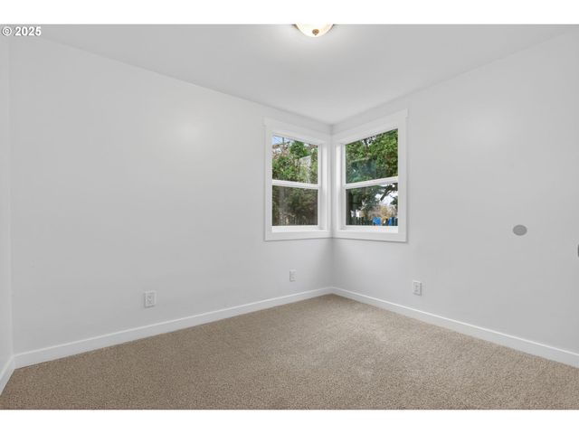 9403 Ne GERTZ Ct, Portland, OR 97211