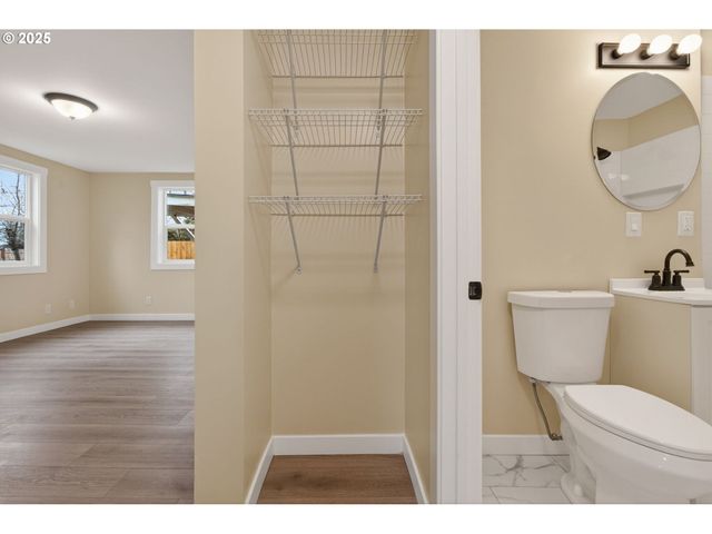 9403 Ne GERTZ Ct, Portland, OR 97211