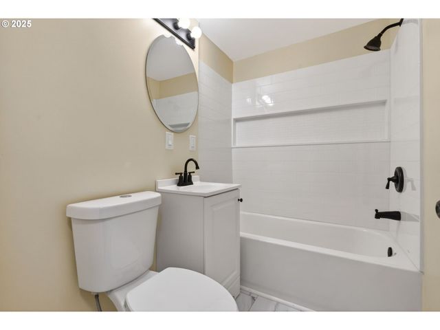 9403 Ne GERTZ Ct, Portland, OR 97211