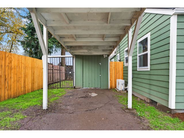 9403 Ne GERTZ Ct, Portland, OR 97211