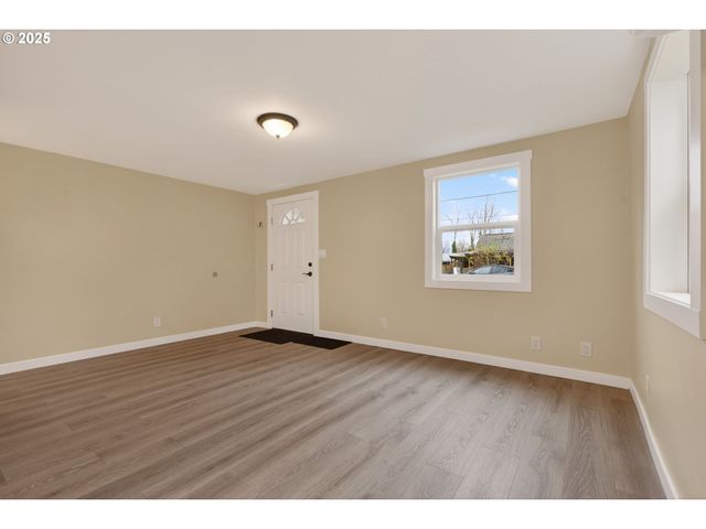 9403 Ne GERTZ Ct, Portland, OR 97211