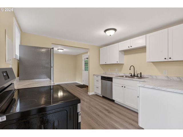 9403 Ne GERTZ Ct, Portland, OR 97211