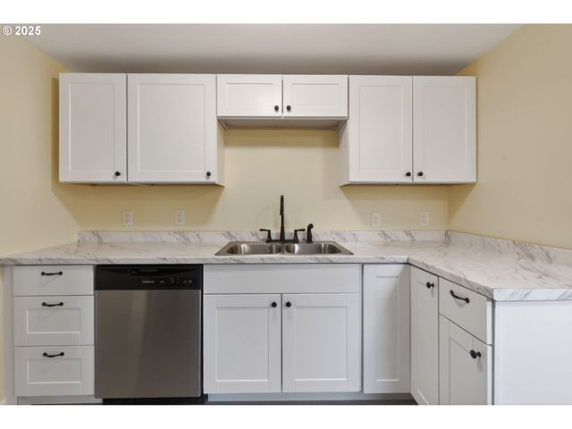 9403 Ne GERTZ Ct, Portland, OR 97211