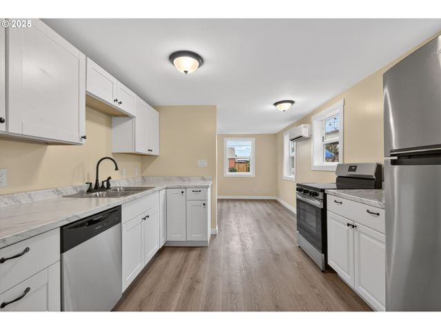 9403 Ne GERTZ Ct, Portland, OR 97211