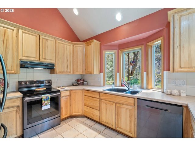 18055 ELK MEADOWS Ln, Tillamook, OR 97141