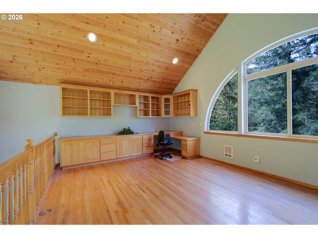 18055 ELK MEADOWS Ln, Tillamook, OR 97141
