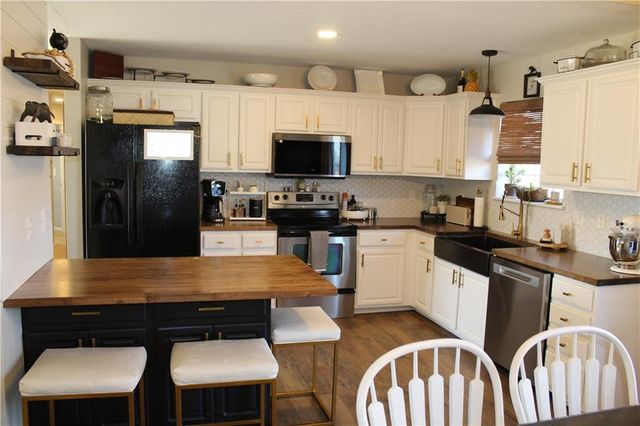 1906 161st Terrace, Basehor, KS 66007