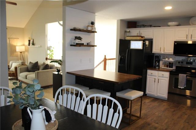 1906 161st Terrace, Basehor, KS 66007