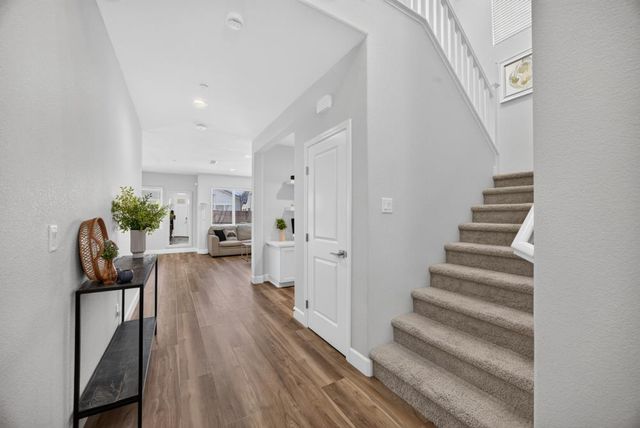 8330 Claret St, Roseville, CA 95747