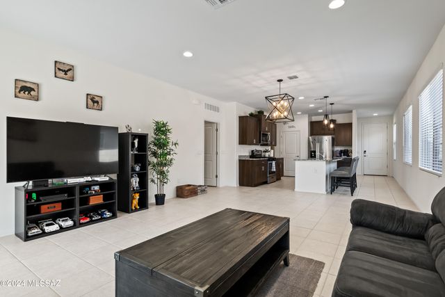 6997 W Hedge Rose Drive, Tucson, AZ 85757