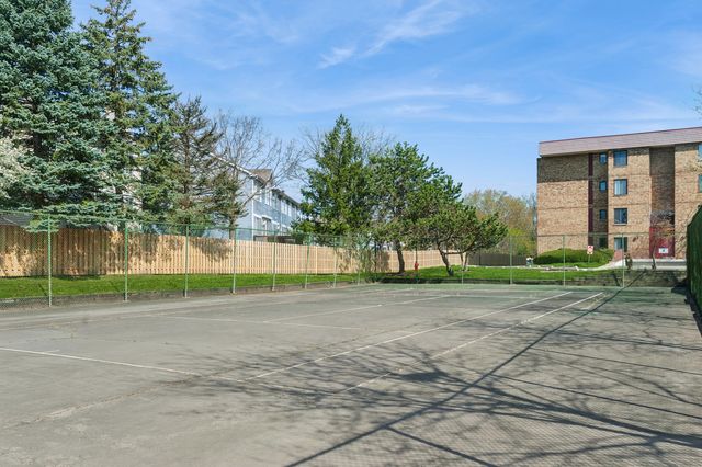 5550 Astor Lane 303, Rolling Meadows, IL 60008