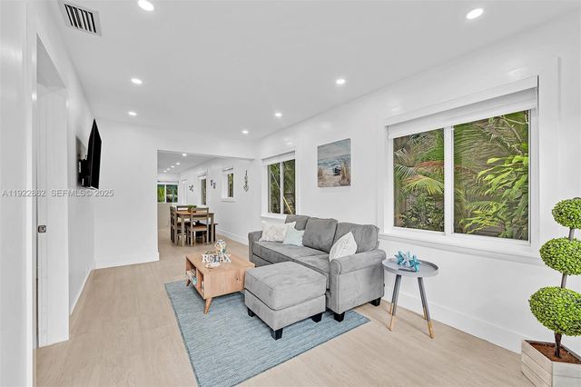 1960 Riverside Dr, Fort Lauderdale, FL 33312