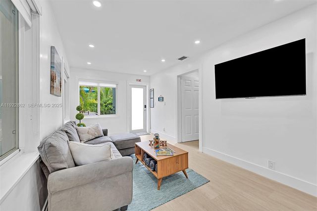 1960 Riverside Dr, Fort Lauderdale, FL 33312