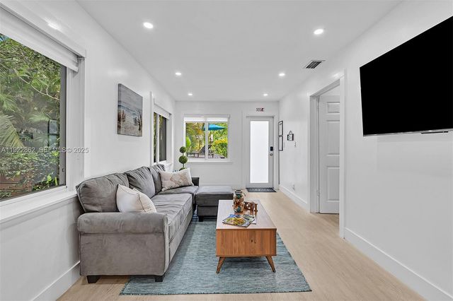 1960 Riverside Dr, Fort Lauderdale, FL 33312