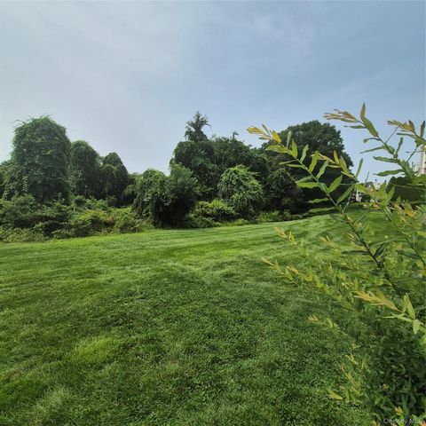 2501 Willow Pond Drive, Riverhead, NY 11901