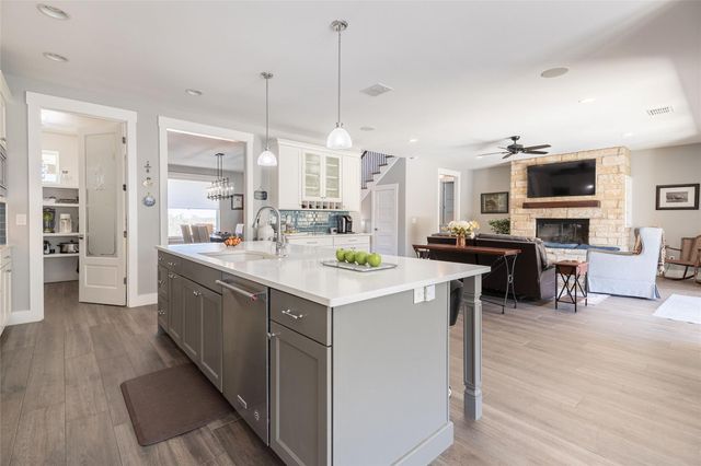 1051 Trailhead CIR, Dripping Springs, TX 78620