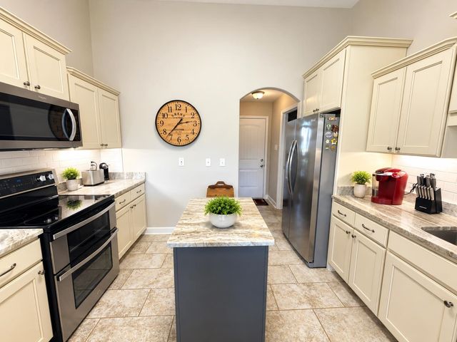 140 BREEZY LOOP E, Oakland, TN 38060