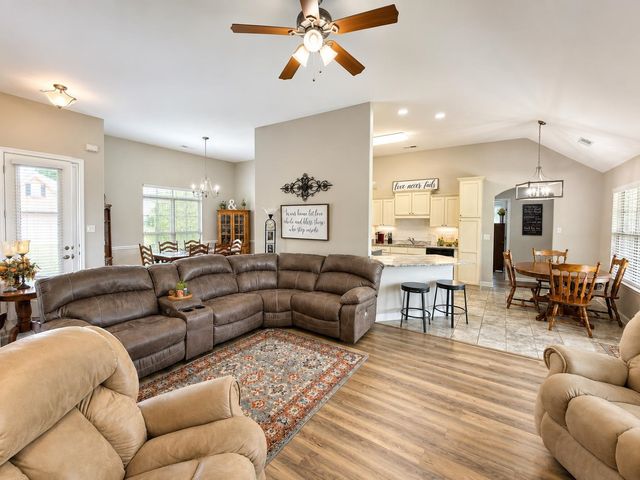 140 BREEZY LOOP E, Oakland, TN 38060