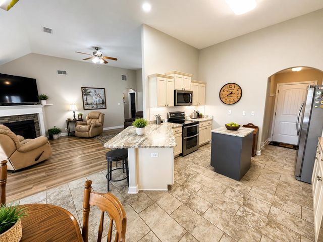 140 BREEZY LOOP E, Oakland, TN 38060