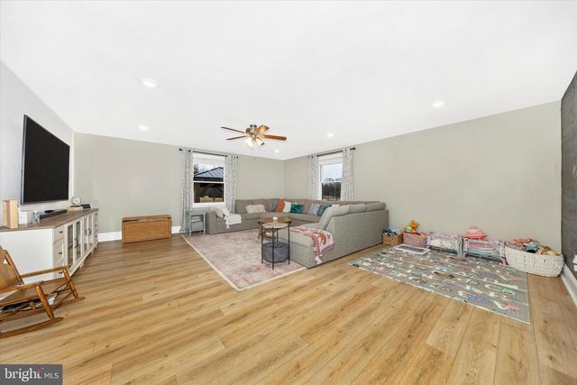 439 SWAN POND RD, Martinsburg, WV 25404