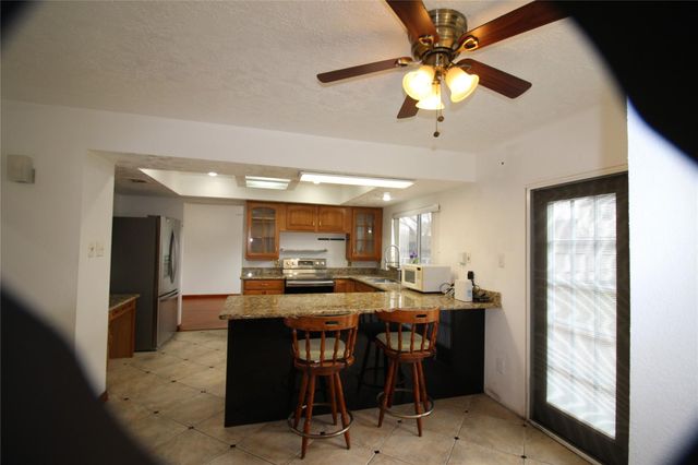 458 Woodrail Drive, Webster, TX 77598