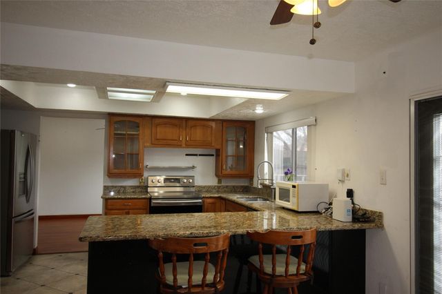 458 Woodrail Drive, Webster, TX 77598