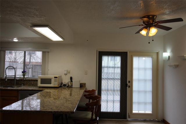 458 Woodrail Drive, Webster, TX 77598