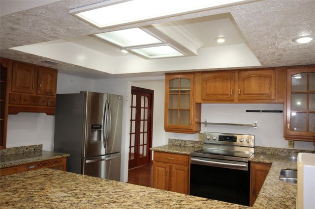 458 Woodrail Drive, Webster, TX 77598