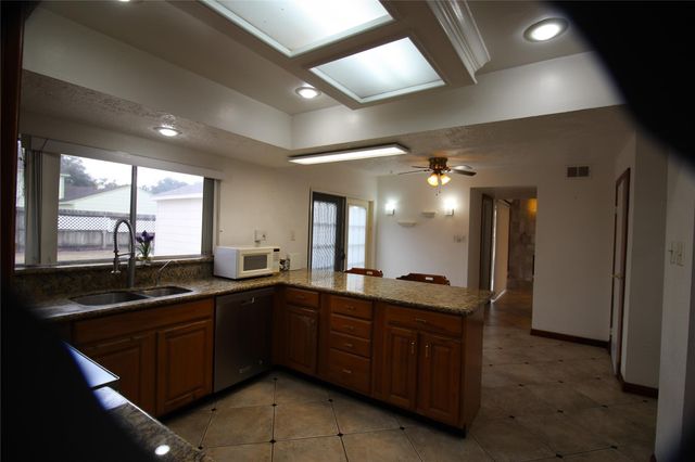 458 Woodrail Drive, Webster, TX 77598