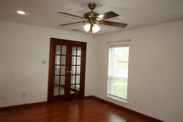 458 Woodrail Drive, Webster, TX 77598